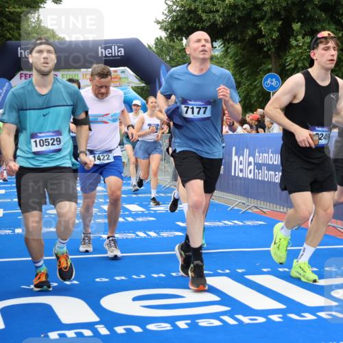 29.06.2025 - hella hamburg halbmarathon Strokosch-Dieckow http://msf.ph/oto/8499352 29.06.2025 10:53:47 Ziel 1422, 1706, 1870, 2082, 2518, 5399, 5607, 6260, 6877, 7177, 7395, 7973, 8285, 8335, 9922, 10529, 10891, 10895, 11588, 11589, 12413, 14026, 14702, 14818, 15441, 15502, 16477, 16538, 17482, 17740, 18249, 18418, 18487, 18514, 18759, 18831, 18915, 19177 meine-sportfotos.de