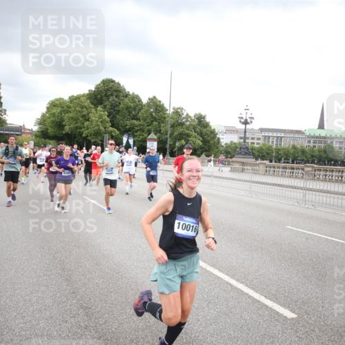 29.06.2025 - hella hamburg halbmarathon Jannik Wohlers http://msf.ph/oto/8499387 29.06.2025 10:56:38 Lombardsbrücke 1207, 2871, 2932, 3348, 3387, 3470, 3485, 4241, 4485, 4568, 4569, 4611, 4998, 5057, 5589, 5639, 6053, 6284, 6832, 6981, 7416, 7417, 7592, 7964, 8039, 8197, 8224, 8546, 8679, 9298, 9299, 9329, 9402, 9404, 9513, 9570, 10016, 10138, 10142, 10309, 10450, 10505, 10632, 11050, 11179, 11323, 11954, 12226, 12345, 12476, 12477, 12484, 12535, 12828, 12829, 13194, 13273, 13276, 13513, 13671, 13801, 13878, 13986, 14146, 14148, 14414, 14472, 15499, 15630 meine-sportfotos.de