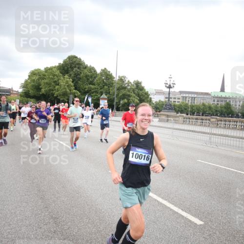 29.06.2025 - hella hamburg halbmarathon Jannik Wohlers http://msf.ph/oto/8499392 29.06.2025 10:56:38 Lombardsbrücke 1207, 2871, 2932, 3348, 3387, 3470, 3485, 4241, 4485, 4568, 4569, 4611, 4998, 5057, 5589, 5639, 6053, 6284, 6832, 6981, 7416, 7417, 7592, 7964, 8039, 8197, 8224, 8546, 8679, 9298, 9299, 9329, 9402, 9404, 9513, 9570, 10016, 10138, 10142, 10309, 10450, 10505, 10632, 11050, 11179, 11323, 11954, 12226, 12345, 12476, 12477, 12484, 12535, 12828, 12829, 13194, 13273, 13276, 13513, 13671, 13801, 13878, 13986, 14146, 14148, 14414, 14472, 15499, 15630 meine-sportfotos.de