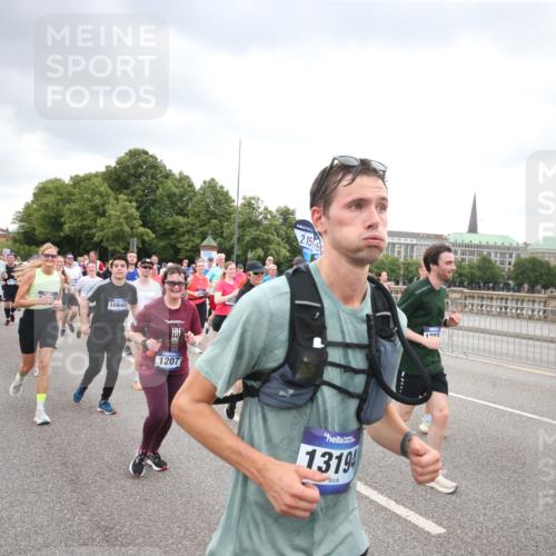 29.06.2025 - hella hamburg halbmarathon Jannik Wohlers http://msf.ph/oto/8499483 29.06.2025 10:56:41 Lombardsbrücke 1207, 2370, 2871, 2932, 3387, 3470, 3485, 3851, 4241, 4485, 4568, 4569, 4611, 4998, 5057, 5639, 6053, 6284, 6832, 6981, 7416, 7417, 7592, 7787, 7964, 8039, 8197, 8224, 8546, 8679, 9298, 9299, 9329, 9513, 9570, 9670, 10016, 10142, 10450, 10505, 10632, 11050, 11179, 11323, 11954, 12226, 12345, 12476, 12477, 12484, 12535, 12828, 12829, 12832, 12984, 13194, 13273, 13276, 13490, 13513, 13671, 13878, 13986, 14146, 14148, 14414, 15499, 15630 meine-sportfotos.de