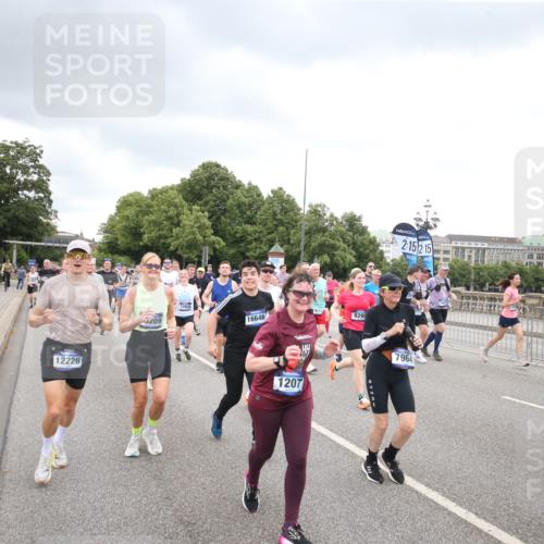 29.06.2025 - hella hamburg halbmarathon Jannik Wohlers http://msf.ph/oto/8499494 29.06.2025 10:56:42 Lombardsbrücke 1207, 2370, 2871, 3387, 3470, 3485, 3723, 3851, 4241, 4485, 4568, 4569, 4611, 4998, 5057, 5639, 6053, 6284, 6832, 6981, 7416, 7417, 7592, 7787, 7964, 8039, 8197, 8224, 8546, 8679, 9298, 9299, 9329, 9513, 9570, 9670, 10016, 10142, 10450, 10505, 10632, 11050, 11179, 11323, 11954, 12226, 12345, 12476, 12477, 12484, 12535, 12828, 12829, 12832, 12984, 13194, 13276, 13490, 13513, 13731, 13878, 13986, 14146, 14148, 14414, 15499, 15630 meine-sportfotos.de
