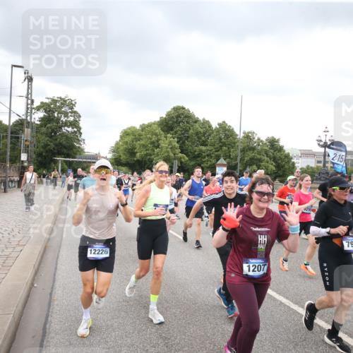 29.06.2025 - hella hamburg halbmarathon Jannik Wohlers http://msf.ph/oto/8499499 29.06.2025 10:56:42 Lombardsbrücke 1207, 2370, 2871, 3387, 3470, 3485, 3723, 3851, 4241, 4485, 4568, 4569, 4611, 4998, 5057, 5639, 6053, 6284, 6832, 6981, 7416, 7417, 7592, 7787, 7964, 8039, 8197, 8224, 8546, 8679, 9298, 9299, 9329, 9513, 9570, 9670, 10016, 10142, 10450, 10505, 10632, 11050, 11179, 11323, 11954, 12226, 12345, 12476, 12477, 12484, 12535, 12828, 12829, 12832, 12984, 13194, 13276, 13490, 13513, 13731, 13878, 13986, 14146, 14148, 14414, 15499, 15630 meine-sportfotos.de