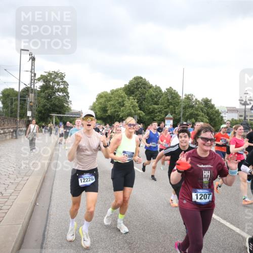 29.06.2025 - hella hamburg halbmarathon Jannik Wohlers http://msf.ph/oto/8499502 29.06.2025 10:56:42 Lombardsbrücke 1207, 2370, 2871, 3387, 3470, 3485, 3723, 3851, 4241, 4485, 4568, 4569, 4611, 4998, 5057, 5639, 6053, 6284, 6832, 6981, 7416, 7417, 7592, 7787, 7964, 8039, 8197, 8224, 8546, 8679, 9298, 9299, 9329, 9513, 9570, 9670, 10016, 10142, 10450, 10505, 10632, 11050, 11179, 11323, 11954, 12226, 12345, 12476, 12477, 12484, 12535, 12828, 12829, 12832, 12984, 13194, 13276, 13490, 13513, 13731, 13878, 13986, 14146, 14148, 14414, 15499, 15630 meine-sportfotos.de