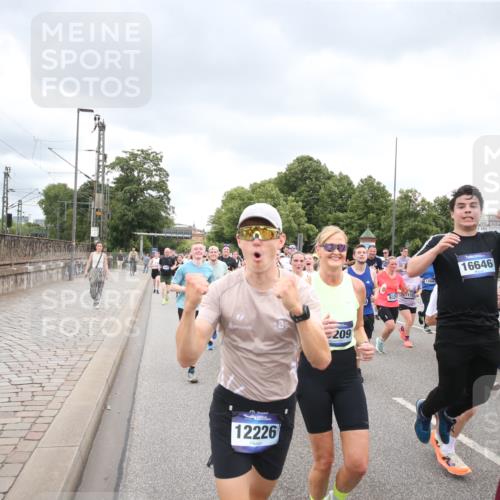 29.06.2025 - hella hamburg halbmarathon Jannik Wohlers http://msf.ph/oto/8499526 29.06.2025 10:56:43 Lombardsbrücke 1207, 2370, 2871, 3387, 3470, 3485, 3723, 3851, 4241, 4485, 4568, 4569, 4611, 4998, 5057, 5316, 5639, 6053, 6284, 6832, 6981, 7416, 7417, 7592, 7787, 7964, 8039, 8197, 8224, 8546, 8679, 9110, 9298, 9299, 9329, 9513, 9570, 9670, 10016, 10142, 10450, 10505, 10632, 11050, 11179, 11323, 11954, 12226, 12476, 12477, 12484, 12535, 12828, 12829, 12832, 12984, 13194, 13224, 13276, 13490, 13513, 13731, 13878, 13986, 14146, 14148, 14414, 15499 meine-sportfotos.de