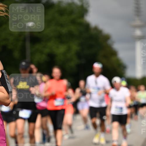 29.06.2025 - hella hamburg halbmarathon Dr. Thomas Lammeyer http://msf.ph/oto/8499533 29.06.2025 10:24:12 Kennedybrücke 1110, 1115, 1145, 2357, 3278, 3678, 4539, 4562, 4570, 4585, 4614, 4737, 4739, 5035, 5123, 5251, 5556, 5659, 5834, 5849, 5878, 6444, 6796, 6797, 6872, 6874, 7137, 7519, 7647, 7744, 7808, 7917, 8387, 9136, 9196, 9735, 10349, 10414, 10550, 10622, 11028, 11036, 11434 meine-sportfotos.de