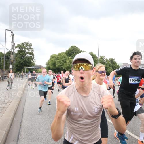 29.06.2025 - hella hamburg halbmarathon Jannik Wohlers http://msf.ph/oto/8499541 29.06.2025 10:56:43 Lombardsbrücke 1207, 2370, 2871, 3387, 3470, 3485, 3723, 3851, 4241, 4485, 4568, 4569, 4611, 4998, 5057, 5316, 5639, 6053, 6284, 6832, 6981, 7416, 7417, 7592, 7787, 7964, 8039, 8197, 8224, 8546, 8679, 9110, 9298, 9299, 9329, 9513, 9570, 9670, 10016, 10142, 10450, 10505, 10632, 11050, 11179, 11323, 11954, 12226, 12476, 12477, 12484, 12535, 12828, 12829, 12832, 12984, 13194, 13224, 13276, 13490, 13513, 13731, 13878, 13986, 14146, 14148, 14414, 15499 meine-sportfotos.de