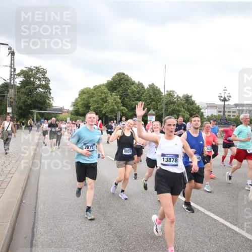 29.06.2025 - hella hamburg halbmarathon Jannik Wohlers http://msf.ph/oto/8499552 29.06.2025 10:56:44 Lombardsbrücke 1207, 2370, 2871, 3195, 3470, 3485, 3723, 3851, 4086, 4106, 4241, 4485, 4568, 4569, 4611, 4998, 5057, 5316, 5639, 6053, 6284, 6832, 6981, 7416, 7417, 7592, 7787, 7964, 8039, 8197, 8224, 8546, 8679, 8851, 9110, 9298, 9299, 9329, 9513, 9570, 9670, 10016, 10142, 10450, 10505, 11050, 11179, 11323, 11954, 12226, 12476, 12477, 12484, 12535, 12698, 12828, 12829, 12832, 12984, 13194, 13224, 13276, 13490, 13513, 13731, 13878, 13986, 14146, 14148, 14414, 15499 meine-sportfotos.de