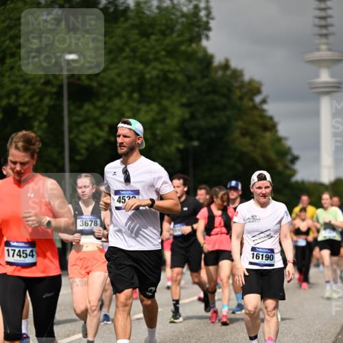 29.06.2025 - hella hamburg halbmarathon Dr. Thomas Lammeyer http://msf.ph/oto/8499559 29.06.2025 10:24:13 Kennedybrücke 1110, 1115, 1145, 2357, 3278, 3678, 4539, 4562, 4570, 4585, 4614, 4737, 4739, 5035, 5123, 5251, 5556, 5659, 5834, 5849, 5878, 6444, 6796, 6797, 6872, 6874, 7137, 7519, 7647, 7739, 7744, 7808, 7917, 8387, 8462, 9136, 9196, 9735, 10349, 10414, 10550, 10622, 11028, 11036, 11434 meine-sportfotos.de