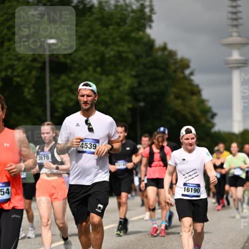 29.06.2025 - hella hamburg halbmarathon Dr. Thomas Lammeyer http://msf.ph/oto/8499571 29.06.2025 10:24:14 Kennedybrücke 1110, 1115, 1145, 2357, 3278, 3678, 4539, 4585, 4614, 4737, 4739, 5035, 5123, 5251, 5556, 5659, 5834, 5849, 5878, 6444, 6796, 6797, 6872, 6874, 7137, 7519, 7647, 7739, 7744, 7808, 7917, 8387, 8462, 9136, 9196, 9735, 10414, 10550, 10622, 11028, 11036, 11434 meine-sportfotos.de