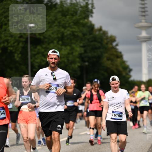 29.06.2025 - hella hamburg halbmarathon Dr. Thomas Lammeyer http://msf.ph/oto/8499576 29.06.2025 10:24:14 Kennedybrücke 1110, 1115, 1145, 2357, 3278, 3678, 4539, 4585, 4614, 4737, 4739, 5035, 5123, 5251, 5556, 5659, 5834, 5849, 5878, 6444, 6796, 6797, 6872, 6874, 7137, 7519, 7647, 7739, 7744, 7808, 7917, 8387, 8462, 9136, 9196, 9735, 10414, 10550, 10622, 11028, 11036, 11434 meine-sportfotos.de
