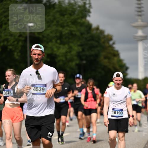 29.06.2025 - hella hamburg halbmarathon Dr. Thomas Lammeyer http://msf.ph/oto/8499598 29.06.2025 10:24:14 Kennedybrücke 1110, 1115, 1145, 2357, 3278, 3678, 4539, 4585, 4614, 4737, 4739, 5035, 5123, 5251, 5556, 5659, 5834, 5849, 5878, 6444, 6796, 6797, 6872, 6874, 7137, 7519, 7647, 7739, 7744, 7808, 7917, 8387, 8462, 9136, 9196, 9735, 10414, 10550, 10622, 11028, 11036, 11434 meine-sportfotos.de