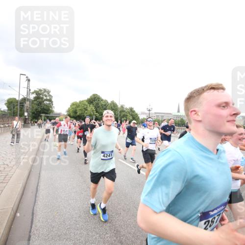 29.06.2025 - hella hamburg halbmarathon Jannik Wohlers http://msf.ph/oto/8499626 29.06.2025 10:56:45 Lombardsbrücke 1207, 2370, 2871, 3195, 3470, 3485, 3723, 3851, 4086, 4106, 4241, 4485, 4568, 4569, 4611, 4998, 5057, 5316, 5639, 6053, 6284, 6832, 6981, 7416, 7417, 7592, 7787, 7964, 8039, 8224, 8546, 8679, 8851, 8853, 9110, 9298, 9299, 9329, 9513, 9570, 9670, 10016, 10142, 10505, 11050, 11179, 11323, 11954, 12226, 12476, 12477, 12484, 12535, 12698, 12828, 12829, 12832, 12984, 13048, 13194, 13224, 13276, 13490, 13513, 13731, 13878, 13986, 14146, 14148, 14414, 15499 meine-sportfotos.de