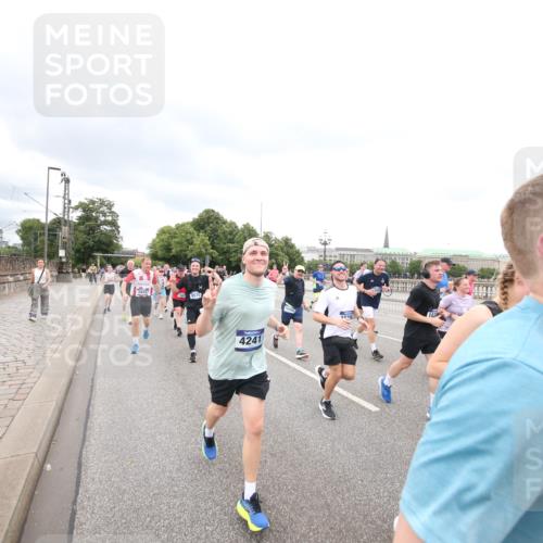 29.06.2025 - hella hamburg halbmarathon Jannik Wohlers http://msf.ph/oto/8499632 29.06.2025 10:56:45 Lombardsbrücke 1207, 2370, 2871, 3195, 3470, 3485, 3723, 3851, 4086, 4106, 4241, 4485, 4568, 4569, 4611, 4998, 5057, 5316, 5639, 6053, 6284, 6832, 6981, 7416, 7417, 7592, 7787, 7964, 8039, 8224, 8546, 8679, 8851, 8853, 9110, 9298, 9299, 9329, 9513, 9570, 9670, 10016, 10142, 10505, 11050, 11179, 11323, 11954, 12226, 12476, 12477, 12484, 12535, 12698, 12828, 12829, 12832, 12984, 13048, 13194, 13224, 13276, 13490, 13513, 13731, 13878, 13986, 14146, 14148, 14414, 15499 meine-sportfotos.de