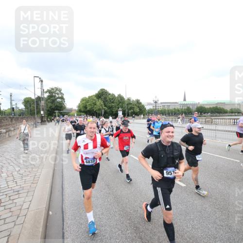 29.06.2025 - hella hamburg halbmarathon Jannik Wohlers http://msf.ph/oto/8499644 29.06.2025 10:56:46 Lombardsbrücke 2041, 2370, 2871, 3195, 3470, 3485, 3723, 3851, 4086, 4106, 4241, 4485, 4568, 4569, 4611, 4998, 5057, 5316, 5639, 6053, 6832, 6981, 7592, 7787, 7964, 8039, 8224, 8546, 8552, 8679, 8851, 8853, 9110, 9298, 9299, 9329, 9430, 9513, 9570, 9670, 10016, 10142, 10505, 11050, 11179, 11323, 11954, 12226, 12476, 12477, 12484, 12535, 12698, 12829, 12832, 12984, 13048, 13194, 13224, 13438, 13490, 13513, 13731, 13878, 13986, 14146, 14148, 14414, 14862, 15499 meine-sportfotos.de