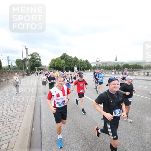 29.06.2025 - hella hamburg halbmarathon Jannik Wohlers http://msf.ph/oto/8499649 29.06.2025 10:56:47 Lombardsbrücke 2041, 2370, 2871, 3195, 3470, 3485, 3723, 3851, 4086, 4106, 4241, 4485, 4568, 4569, 4611, 4998, 5057, 5316, 5639, 6053, 6832, 6981, 7592, 7787, 7964, 8039, 8224, 8546, 8552, 8679, 8851, 8853, 9110, 9298, 9299, 9329, 9430, 9513, 9570, 9670, 10142, 10505, 10913, 10914, 11050, 11179, 11323, 11954, 12226, 12476, 12477, 12484, 12535, 12698, 12829, 12832, 12984, 13048, 13194, 13224, 13438, 13490, 13513, 13731, 13878, 13986, 14146, 14148, 14366, 14414, 14862, 15499 meine-sportfotos.de