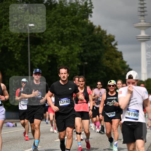 29.06.2025 - hella hamburg halbmarathon Dr. Thomas Lammeyer http://msf.ph/oto/8499657 29.06.2025 10:24:16 Kennedybrücke 1110, 1115, 1145, 2357, 3278, 3678, 4539, 4585, 4614, 4737, 4739, 5123, 5251, 5556, 5659, 5834, 5849, 5878, 6444, 6796, 6797, 6872, 6874, 7137, 7519, 7647, 7739, 7744, 7808, 7917, 8387, 8462, 9136, 9196, 9735, 10414, 10550, 10622, 11028, 11036, 11434 meine-sportfotos.de