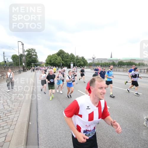 29.06.2025 - hella hamburg halbmarathon Jannik Wohlers http://msf.ph/oto/8499676 29.06.2025 10:56:47 Lombardsbrücke 2041, 2370, 2871, 3195, 3470, 3485, 3723, 3851, 4086, 4106, 4241, 4485, 4568, 4569, 4611, 4998, 5057, 5316, 5639, 6053, 6832, 6981, 7592, 7787, 7964, 8039, 8224, 8546, 8552, 8679, 8851, 8853, 9110, 9298, 9299, 9329, 9430, 9513, 9570, 9670, 10142, 10505, 10913, 10914, 11050, 11179, 11323, 11954, 12226, 12476, 12477, 12484, 12535, 12698, 12829, 12832, 12984, 13048, 13194, 13224, 13438, 13490, 13513, 13731, 13878, 13986, 14146, 14148, 14366, 14414, 14862, 15499 meine-sportfotos.de