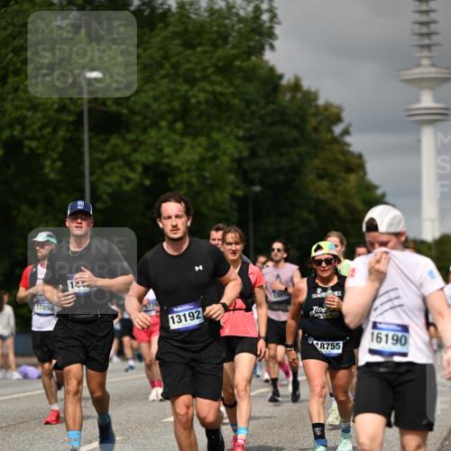 29.06.2025 - hella hamburg halbmarathon Dr. Thomas Lammeyer http://msf.ph/oto/8499678 29.06.2025 10:24:16 Kennedybrücke 1110, 1115, 1145, 2357, 3278, 3678, 4539, 4585, 4614, 4737, 4739, 5123, 5251, 5556, 5659, 5834, 5849, 5878, 6444, 6796, 6797, 6872, 6874, 7137, 7519, 7647, 7739, 7744, 7808, 7917, 8387, 8462, 9136, 9196, 9735, 10414, 10550, 10622, 11028, 11036, 11434 meine-sportfotos.de