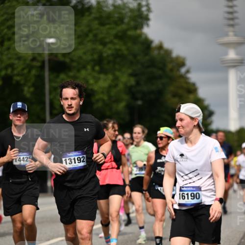 29.06.2025 - hella hamburg halbmarathon Dr. Thomas Lammeyer http://msf.ph/oto/8499702 29.06.2025 10:24:17 Kennedybrücke 1110, 1115, 1145, 2357, 3278, 3678, 4539, 4585, 4614, 4737, 4739, 5123, 5251, 5556, 5659, 5834, 5849, 6444, 6797, 6872, 6874, 7137, 7519, 7647, 7739, 7744, 7808, 7917, 8387, 8462, 9136, 9196, 9735, 10414, 10550, 10622, 11028, 11036, 11434 meine-sportfotos.de