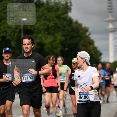 29.06.2025 - hella hamburg halbmarathon Dr. Thomas Lammeyer http://msf.ph/oto/8499716 29.06.2025 10:24:17 Kennedybrücke 1110, 1115, 1145, 2357, 3278, 3678, 4539, 4585, 4614, 4737, 4739, 5123, 5251, 5556, 5659, 5834, 5849, 6444, 6797, 6872, 6874, 7137, 7519, 7647, 7739, 7744, 7808, 7917, 8387, 8462, 9136, 9196, 9735, 10414, 10550, 10622, 11028, 11036, 11434 meine-sportfotos.de