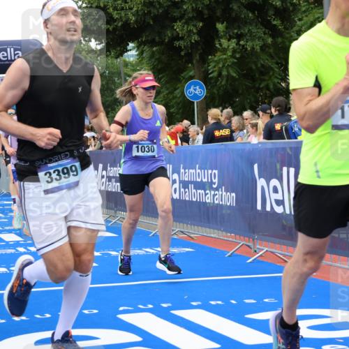 29.06.2025 - hella hamburg halbmarathon Strokosch-Dieckow http://msf.ph/oto/8499728 29.06.2025 10:53:34 Ziel 1030, 1061, 1098, 1499, 1502, 1783, 2058, 2070, 2630, 3399, 3819, 5399, 5866, 6628, 6762, 10549, 10895, 11068, 11588, 11589, 11604, 12632, 12909, 13865, 13912, 15061, 15113, 15441, 15497, 15856, 16092, 17482, 17710, 18143, 18450, 18612, 18666, 18715 meine-sportfotos.de