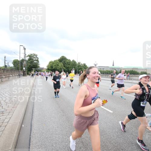 29.06.2025 - hella hamburg halbmarathon Jannik Wohlers http://msf.ph/oto/8499735 29.06.2025 10:56:50 Lombardsbrücke 2041, 2370, 2871, 3195, 3470, 3723, 3851, 4086, 4106, 4241, 4485, 4611, 4998, 5057, 5316, 5639, 5738, 6053, 6832, 6981, 7592, 7728, 7787, 8039, 8224, 8287, 8546, 8552, 8679, 8851, 8853, 9110, 9298, 9299, 9329, 9430, 9513, 9570, 9670, 9824, 10142, 10505, 10913, 10914, 11050, 11179, 11323, 11954, 12226, 12306, 12396, 12476, 12477, 12484, 12535, 12698, 12832, 12984, 13048, 13224, 13438, 13490, 13513, 13697, 13731, 13878, 13986, 14146, 14148, 14366, 14414, 14862 meine-sportfotos.de