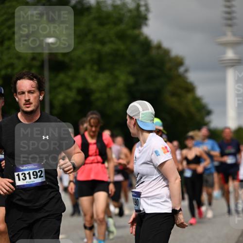 29.06.2025 - hella hamburg halbmarathon Dr. Thomas Lammeyer http://msf.ph/oto/8499741 29.06.2025 10:24:18 Kennedybrücke 1110, 1115, 1145, 2357, 3278, 3678, 4539, 4585, 4614, 4737, 4739, 5123, 5556, 5659, 5834, 5849, 5937, 6444, 6874, 7137, 7519, 7739, 7744, 7808, 7917, 8387, 8462, 8588, 9136, 9196, 9735, 10414, 10550, 10622, 11028, 11036, 11434 meine-sportfotos.de