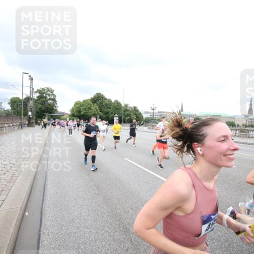 29.06.2025 - hella hamburg halbmarathon Jannik Wohlers http://msf.ph/oto/8499744 29.06.2025 10:56:50 Lombardsbrücke 2041, 2370, 2871, 3195, 3470, 3723, 3851, 4086, 4106, 4241, 4485, 4611, 4998, 5057, 5316, 5639, 5738, 6053, 6832, 6981, 7592, 7728, 7787, 8039, 8224, 8287, 8546, 8552, 8679, 8851, 8853, 9110, 9298, 9299, 9329, 9430, 9513, 9570, 9670, 9824, 10142, 10505, 10913, 10914, 11050, 11179, 11323, 11954, 12226, 12306, 12396, 12476, 12477, 12484, 12535, 12698, 12832, 12984, 13048, 13224, 13438, 13490, 13513, 13697, 13731, 13878, 13986, 14146, 14148, 14366, 14414, 14862 meine-sportfotos.de