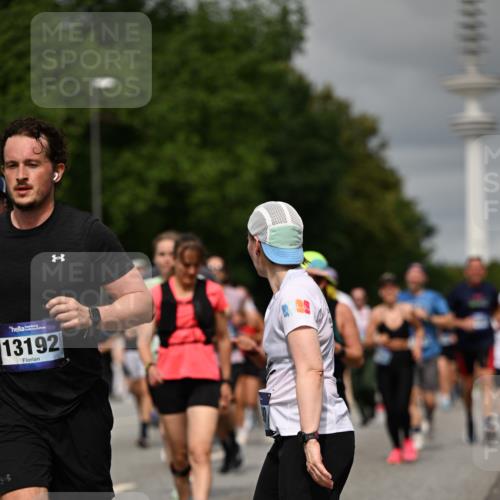 29.06.2025 - hella hamburg halbmarathon Dr. Thomas Lammeyer http://msf.ph/oto/8499749 29.06.2025 10:24:18 Kennedybrücke 1110, 1115, 1145, 2357, 3278, 3678, 4539, 4585, 4614, 4737, 4739, 5123, 5556, 5659, 5834, 5849, 5937, 6444, 6874, 7137, 7519, 7739, 7744, 7808, 7917, 8387, 8462, 8588, 9136, 9196, 9735, 10414, 10550, 10622, 11028, 11036, 11434 meine-sportfotos.de