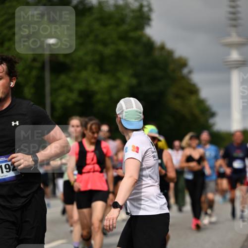 29.06.2025 - hella hamburg halbmarathon Dr. Thomas Lammeyer http://msf.ph/oto/8499756 29.06.2025 10:24:18 Kennedybrücke 1110, 1115, 1145, 2357, 3278, 3678, 4539, 4585, 4614, 4737, 4739, 5123, 5556, 5659, 5834, 5849, 5937, 6444, 6874, 7137, 7519, 7739, 7744, 7808, 7917, 8387, 8462, 8588, 9136, 9196, 9735, 10414, 10550, 10622, 11028, 11036, 11434 meine-sportfotos.de