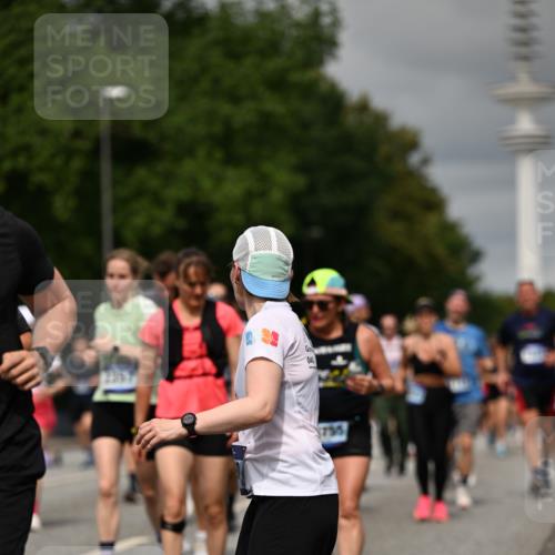 29.06.2025 - hella hamburg halbmarathon Dr. Thomas Lammeyer http://msf.ph/oto/8499770 29.06.2025 10:24:18 Kennedybrücke 1110, 1115, 1145, 2357, 3278, 3678, 4539, 4585, 4614, 4737, 4739, 5123, 5556, 5659, 5834, 5849, 5937, 6444, 6874, 7137, 7519, 7739, 7744, 7808, 7917, 8387, 8462, 8588, 9136, 9196, 9735, 10414, 10550, 10622, 11028, 11036, 11434 meine-sportfotos.de