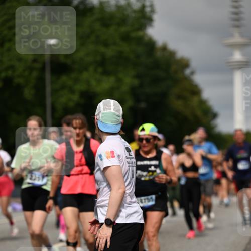 29.06.2025 - hella hamburg halbmarathon Dr. Thomas Lammeyer http://msf.ph/oto/8499778 29.06.2025 10:24:19 Kennedybrücke 1110, 1115, 1145, 1534, 2357, 3278, 3678, 4539, 4585, 4614, 4737, 4739, 5123, 5556, 5659, 5834, 5849, 5937, 6444, 6874, 7101, 7137, 7519, 7739, 7744, 7808, 7917, 8387, 8462, 8588, 9136, 9196, 9735, 10414, 10550, 10595, 10622, 11028, 11036, 11434 meine-sportfotos.de