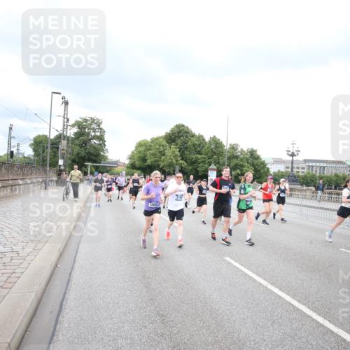 29.06.2025 - hella hamburg halbmarathon Jannik Wohlers http://msf.ph/oto/8499787 29.06.2025 10:56:56 Lombardsbrücke 2041, 2370, 3195, 3388, 3723, 3851, 4086, 4106, 4180, 4485, 4611, 4998, 5316, 5639, 5738, 6053, 7728, 7787, 8035, 8287, 8386, 8540, 8552, 8851, 8853, 9110, 9430, 9670, 9824, 10078, 10913, 10914, 11954, 12306, 12396, 12698, 12799, 12832, 12984, 13048, 13224, 13425, 13427, 13438, 13490, 13513, 13697, 13731, 14146, 14366, 14862, 16007, 18534 meine-sportfotos.de