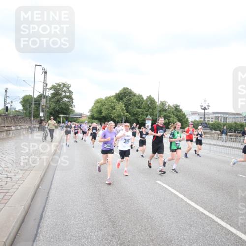 29.06.2025 - hella hamburg halbmarathon Jannik Wohlers http://msf.ph/oto/8499790 29.06.2025 10:56:56 Lombardsbrücke 2041, 2370, 3195, 3388, 3723, 3851, 4086, 4106, 4180, 4485, 4611, 4998, 5316, 5639, 5738, 6053, 7728, 7787, 8035, 8287, 8386, 8540, 8552, 8851, 8853, 9110, 9430, 9670, 9824, 10078, 10913, 10914, 11954, 12306, 12396, 12698, 12799, 12832, 12984, 13048, 13224, 13425, 13427, 13438, 13490, 13513, 13697, 13731, 14146, 14366, 14862, 16007, 18534 meine-sportfotos.de