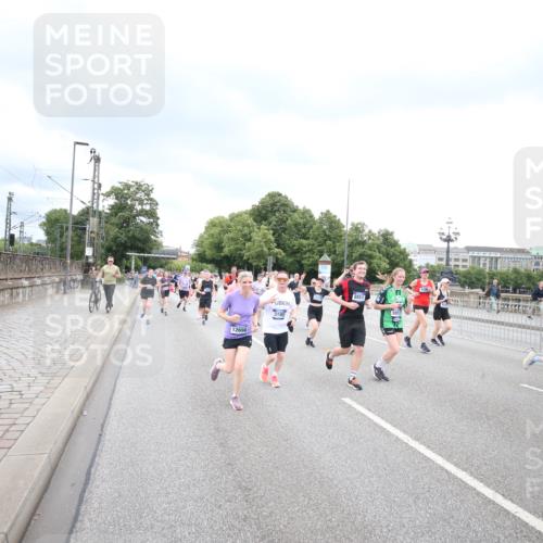 29.06.2025 - hella hamburg halbmarathon Jannik Wohlers http://msf.ph/oto/8499792 29.06.2025 10:56:56 Lombardsbrücke 2041, 2370, 3195, 3388, 3723, 3851, 4086, 4106, 4180, 4485, 4611, 4998, 5316, 5639, 5738, 6053, 7728, 7787, 8035, 8287, 8386, 8540, 8552, 8851, 8853, 9110, 9430, 9670, 9824, 10078, 10913, 10914, 11954, 12306, 12396, 12698, 12799, 12832, 12984, 13048, 13224, 13425, 13427, 13438, 13490, 13513, 13697, 13731, 14146, 14366, 14862, 16007, 18534 meine-sportfotos.de