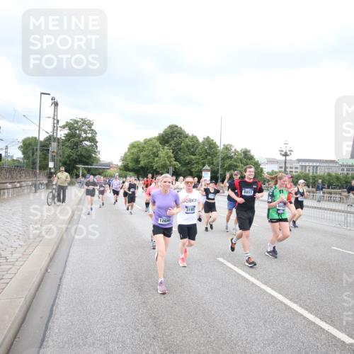 29.06.2025 - hella hamburg halbmarathon Jannik Wohlers http://msf.ph/oto/8499821 29.06.2025 10:56:56 Lombardsbrücke 2041, 2370, 3195, 3388, 3723, 3851, 4086, 4106, 4180, 4485, 4611, 4998, 5316, 5639, 5738, 6053, 7728, 7787, 8035, 8287, 8386, 8540, 8552, 8851, 8853, 9110, 9430, 9670, 9824, 10078, 10913, 10914, 11954, 12306, 12396, 12698, 12799, 12832, 12984, 13048, 13224, 13425, 13427, 13438, 13490, 13513, 13697, 13731, 14146, 14366, 14862, 16007, 18534 meine-sportfotos.de