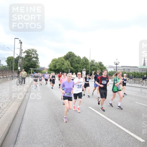 29.06.2025 - hella hamburg halbmarathon Jannik Wohlers http://msf.ph/oto/8499834 29.06.2025 10:56:56 Lombardsbrücke 2041, 2370, 3195, 3388, 3723, 3851, 4086, 4106, 4180, 4485, 4611, 4998, 5316, 5639, 5738, 6053, 7728, 7787, 8035, 8287, 8386, 8540, 8552, 8851, 8853, 9110, 9430, 9670, 9824, 10078, 10913, 10914, 11954, 12306, 12396, 12698, 12799, 12832, 12984, 13048, 13224, 13425, 13427, 13438, 13490, 13513, 13697, 13731, 14146, 14366, 14862, 16007, 18534 meine-sportfotos.de