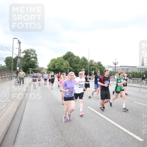 29.06.2025 - hella hamburg halbmarathon Jannik Wohlers http://msf.ph/oto/8499840 29.06.2025 10:56:56 Lombardsbrücke 2041, 2370, 3195, 3388, 3723, 3851, 4086, 4106, 4180, 4485, 4611, 4998, 5316, 5639, 5738, 6053, 7728, 7787, 8035, 8287, 8386, 8540, 8552, 8851, 8853, 9110, 9430, 9670, 9824, 10078, 10913, 10914, 11954, 12306, 12396, 12698, 12799, 12832, 12984, 13048, 13224, 13425, 13427, 13438, 13490, 13513, 13697, 13731, 14146, 14366, 14862, 16007, 18534 meine-sportfotos.de