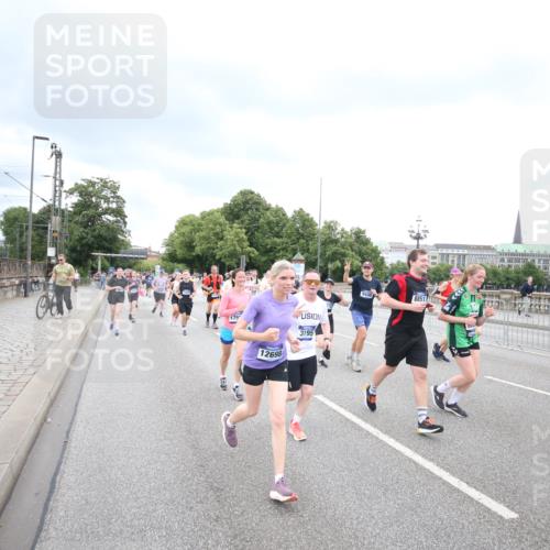 29.06.2025 - hella hamburg halbmarathon Jannik Wohlers http://msf.ph/oto/8499862 29.06.2025 10:56:56 Lombardsbrücke 2041, 2370, 3195, 3388, 3723, 3851, 4086, 4106, 4180, 4485, 4611, 4998, 5316, 5639, 5738, 6053, 7728, 7787, 8035, 8287, 8386, 8540, 8552, 8851, 8853, 9110, 9430, 9670, 9824, 10078, 10913, 10914, 11954, 12306, 12396, 12698, 12799, 12832, 12984, 13048, 13224, 13425, 13427, 13438, 13490, 13513, 13697, 13731, 14146, 14366, 14862, 16007, 18534 meine-sportfotos.de