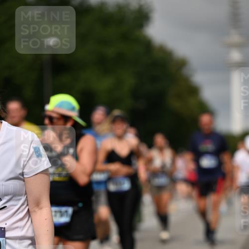 29.06.2025 - hella hamburg halbmarathon Dr. Thomas Lammeyer http://msf.ph/oto/8499865 29.06.2025 10:24:22 Kennedybrücke 1046, 1069, 1110, 1115, 1474, 1534, 2357, 3278, 3678, 3733, 4422, 4539, 4585, 4614, 4737, 4739, 5123, 5659, 5831, 5834, 5849, 5937, 6444, 7101, 7519, 7739, 7744, 7808, 7917, 8387, 8462, 8588, 9136, 9196, 9735, 10414, 10550, 10595, 10622, 11028, 11434 meine-sportfotos.de