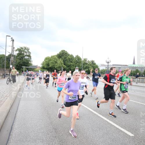 29.06.2025 - hella hamburg halbmarathon Jannik Wohlers http://msf.ph/oto/8499869 29.06.2025 10:56:56 Lombardsbrücke 2041, 2370, 3195, 3388, 3723, 3851, 4086, 4106, 4180, 4485, 4611, 4998, 5316, 5639, 5738, 6053, 7728, 7787, 8035, 8287, 8386, 8540, 8552, 8851, 8853, 9110, 9430, 9670, 9824, 10078, 10913, 10914, 11954, 12306, 12396, 12698, 12799, 12832, 12984, 13048, 13224, 13425, 13427, 13438, 13490, 13513, 13697, 13731, 14146, 14366, 14862, 16007, 18534 meine-sportfotos.de
