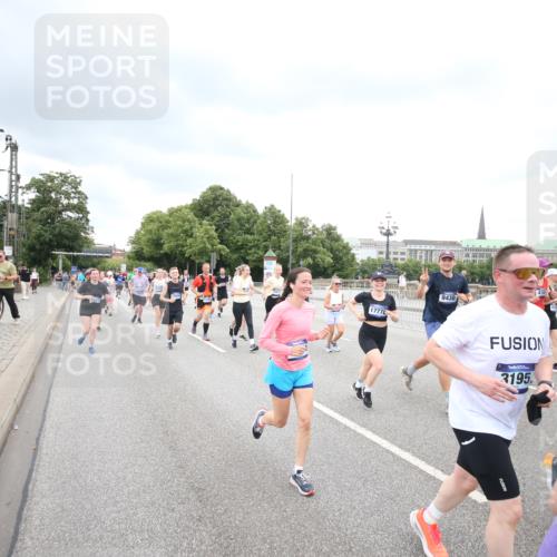 29.06.2025 - hella hamburg halbmarathon Jannik Wohlers http://msf.ph/oto/8499898 29.06.2025 10:56:57 Lombardsbrücke 2041, 2370, 3195, 3388, 3723, 3750, 3851, 4086, 4106, 4180, 4998, 5117, 5316, 5639, 5738, 6827, 7728, 7787, 8035, 8287, 8386, 8540, 8552, 8851, 8853, 8873, 9110, 9430, 9670, 9824, 10078, 10913, 10914, 11954, 12306, 12396, 12698, 12799, 12832, 12984, 13048, 13224, 13425, 13427, 13438, 13490, 13513, 13697, 13731, 14146, 14366, 14862, 16007, 18534 meine-sportfotos.de