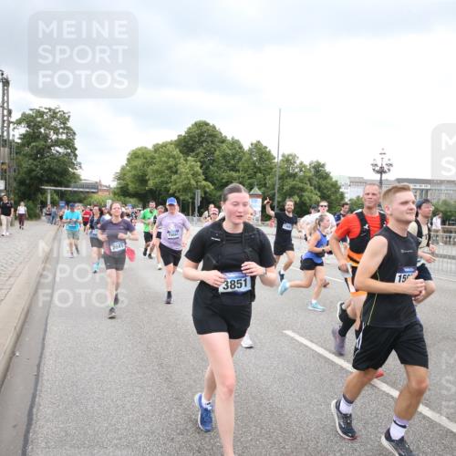 29.06.2025 - hella hamburg halbmarathon Jannik Wohlers http://msf.ph/oto/8499930 29.06.2025 10:57:00 Lombardsbrücke 1643, 2041, 2370, 3195, 3388, 3723, 3750, 3851, 4086, 4106, 4180, 4197, 5117, 5316, 5738, 6827, 7728, 7787, 8035, 8287, 8386, 8540, 8552, 8851, 8853, 8873, 9110, 9430, 9670, 9824, 10078, 10913, 10914, 12306, 12396, 12698, 12713, 12799, 12819, 12832, 12984, 13048, 13224, 13425, 13427, 13438, 13490, 13697, 13731, 14366, 14862, 14944, 14968, 15033, 15958, 16007, 16130, 18534 meine-sportfotos.de