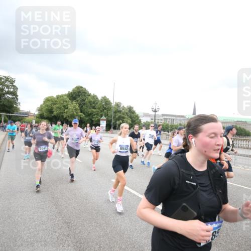29.06.2025 - hella hamburg halbmarathon Jannik Wohlers http://msf.ph/oto/8499935 29.06.2025 10:57:00 Lombardsbrücke 1643, 2041, 2370, 3195, 3388, 3723, 3750, 3851, 4086, 4106, 4180, 4197, 5117, 5316, 5738, 6827, 7728, 7787, 8035, 8287, 8386, 8540, 8552, 8851, 8853, 8873, 9110, 9430, 9670, 9824, 10078, 10913, 10914, 12306, 12396, 12698, 12713, 12799, 12819, 12832, 12984, 13048, 13224, 13425, 13427, 13438, 13490, 13697, 13731, 14366, 14862, 14944, 14968, 15033, 15958, 16007, 16130, 18534 meine-sportfotos.de