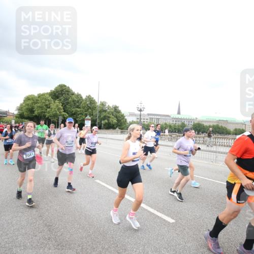 29.06.2025 - hella hamburg halbmarathon Jannik Wohlers http://msf.ph/oto/8499963 29.06.2025 10:57:01 Lombardsbrücke 1643, 2041, 3195, 3385, 3388, 3433, 3723, 3750, 4086, 4106, 4180, 4197, 5117, 5316, 5738, 6827, 6857, 7728, 7787, 8035, 8287, 8386, 8540, 8552, 8851, 8853, 8873, 9110, 9430, 9670, 9824, 10078, 10913, 10914, 12306, 12396, 12698, 12713, 12799, 12819, 12832, 12984, 13048, 13224, 13425, 13427, 13438, 13697, 13731, 14366, 14862, 14944, 14968, 15033, 15288, 15958, 16007, 16130, 18534 meine-sportfotos.de
