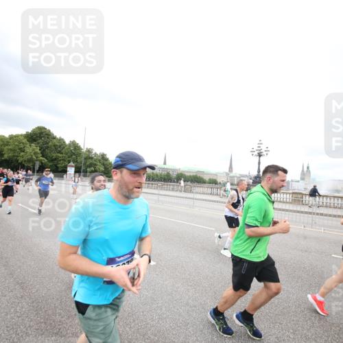29.06.2025 - hella hamburg halbmarathon Jannik Wohlers http://msf.ph/oto/8499990 29.06.2025 10:57:05 Lombardsbrücke 1643, 2041, 3195, 3385, 3388, 3433, 3750, 4086, 4106, 4180, 4197, 5117, 5632, 5736, 5738, 6827, 6857, 7720, 7728, 8035, 8287, 8386, 8540, 8552, 8708, 8851, 8853, 8873, 9233, 9318, 9430, 9496, 9824, 10078, 10913, 10914, 11947, 12172, 12306, 12396, 12698, 12713, 12799, 12819, 13048, 13131, 13340, 13425, 13427, 13438, 13697, 14256, 14366, 14862, 14944, 14968, 15033, 15288, 15958, 16007, 16130, 18534 meine-sportfotos.de