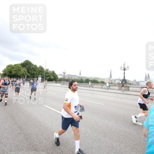 29.06.2025 - hella hamburg halbmarathon Jannik Wohlers http://msf.ph/oto/8500001 29.06.2025 10:57:05 Lombardsbrücke 1643, 2041, 3195, 3385, 3388, 3433, 3750, 4086, 4106, 4180, 4197, 5117, 5632, 5736, 5738, 6827, 6857, 7720, 7728, 8035, 8287, 8386, 8540, 8552, 8708, 8851, 8853, 8873, 9233, 9318, 9430, 9496, 9824, 10078, 10913, 10914, 11947, 12172, 12306, 12396, 12698, 12713, 12799, 12819, 13048, 13131, 13340, 13425, 13427, 13438, 13697, 14256, 14366, 14862, 14944, 14968, 15033, 15288, 15958, 16007, 16130, 18534 meine-sportfotos.de