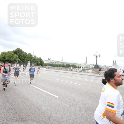 29.06.2025 - hella hamburg halbmarathon Jannik Wohlers http://msf.ph/oto/8500021 29.06.2025 10:57:06 Lombardsbrücke 1265, 1643, 2041, 3385, 3388, 3433, 3750, 4180, 4197, 5117, 5632, 5736, 5738, 6827, 6857, 7720, 7728, 8035, 8287, 8386, 8540, 8552, 8708, 8853, 8873, 9233, 9318, 9430, 9496, 9824, 10078, 10913, 10914, 11947, 12172, 12306, 12396, 12713, 12799, 12819, 13048, 13131, 13340, 13425, 13427, 13438, 13697, 14256, 14366, 14862, 14944, 14968, 15033, 15288, 15958, 16007, 16130, 18534 meine-sportfotos.de