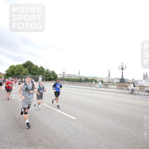 29.06.2025 - hella hamburg halbmarathon Jannik Wohlers http://msf.ph/oto/8500037 29.06.2025 10:57:06 Lombardsbrücke 1265, 1643, 2041, 3385, 3388, 3433, 3750, 4180, 4197, 5117, 5632, 5736, 5738, 6827, 6857, 7720, 7728, 8035, 8287, 8386, 8540, 8552, 8708, 8853, 8873, 9233, 9318, 9430, 9496, 9824, 10078, 10913, 10914, 11947, 12172, 12306, 12396, 12713, 12799, 12819, 13048, 13131, 13340, 13425, 13427, 13438, 13697, 14256, 14366, 14862, 14944, 14968, 15033, 15288, 15958, 16007, 16130, 18534 meine-sportfotos.de