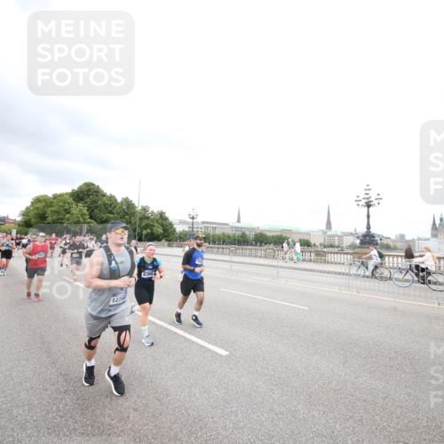 29.06.2025 - hella hamburg halbmarathon Jannik Wohlers http://msf.ph/oto/8500043 29.06.2025 10:57:06 Lombardsbrücke 1265, 1643, 2041, 3385, 3388, 3433, 3750, 4180, 4197, 5117, 5632, 5736, 5738, 6827, 6857, 7720, 7728, 8035, 8287, 8386, 8540, 8552, 8708, 8853, 8873, 9233, 9318, 9430, 9496, 9824, 10078, 10913, 10914, 11947, 12172, 12306, 12396, 12713, 12799, 12819, 13048, 13131, 13340, 13425, 13427, 13438, 13697, 14256, 14366, 14862, 14944, 14968, 15033, 15288, 15958, 16007, 16130, 18534 meine-sportfotos.de